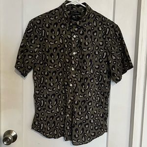Banana Republic short-sleeve button-up resort shirt. Men’s S. Animal print.